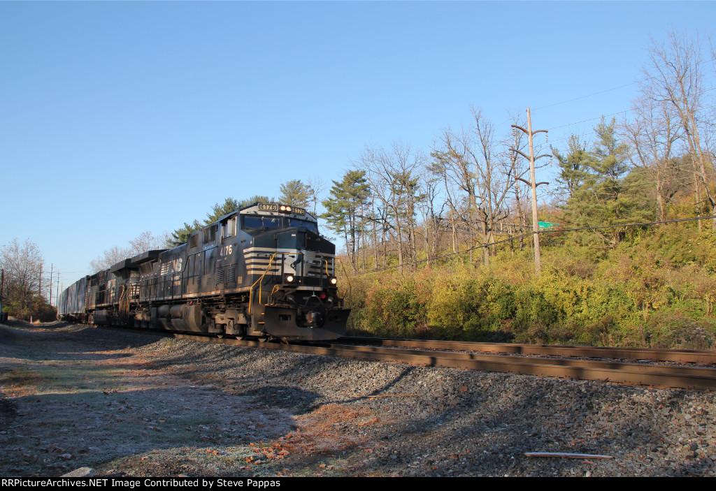 NS 4176 with an empty unit trash train